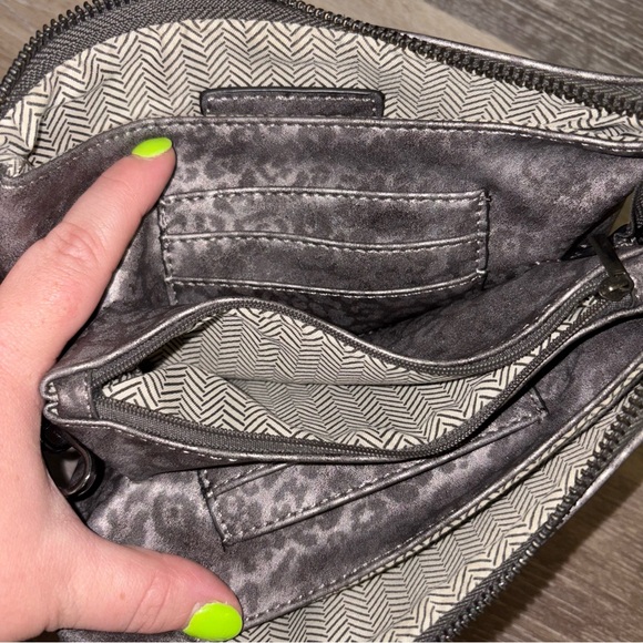 Jen & Co Leopard Print Crossbody and Wristlet - Picture 4 of 7